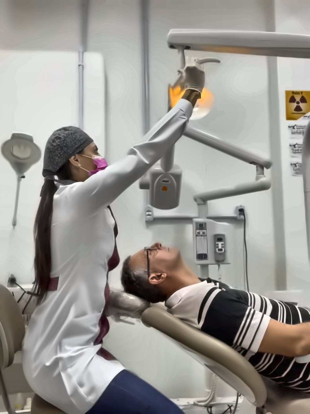 Dra. Raisa atendendo um paciente